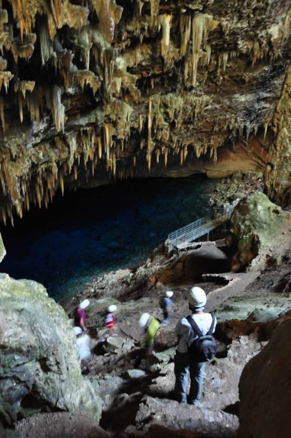 Admirando a beleza do lago da Gruta Azul, em Bonito, no Mato Grosso do Sul